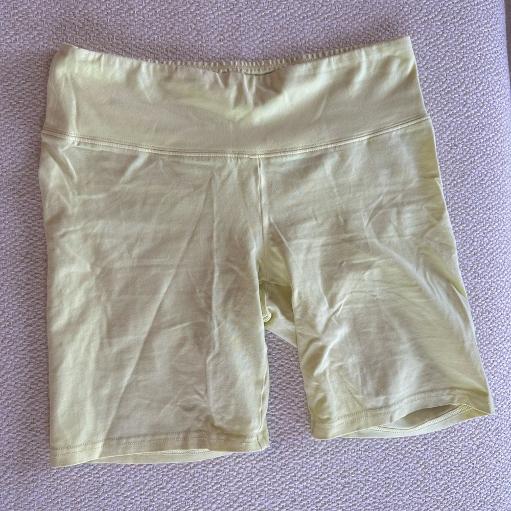 Aritzia TNA mid rise bike short. Color lemonade. Size small.